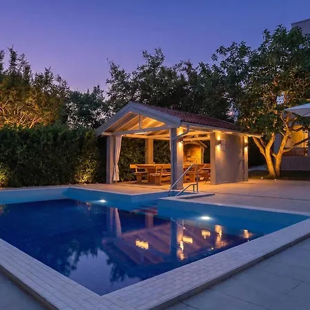 In With Private Swimming Pool, Be Inside Or Outside 別荘 ヤドラニヴォ