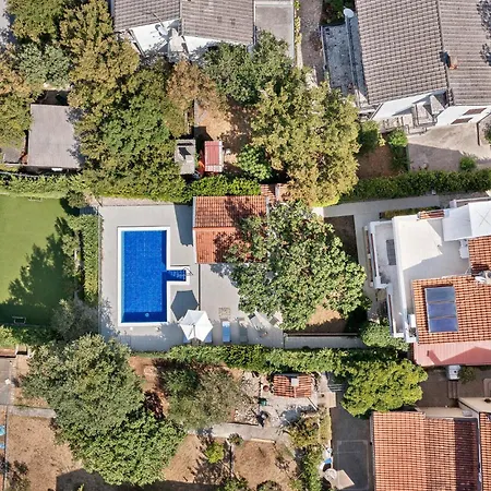 In With Private Swimming Pool, Be Inside Or Outside 別荘 ヤドラニヴォ